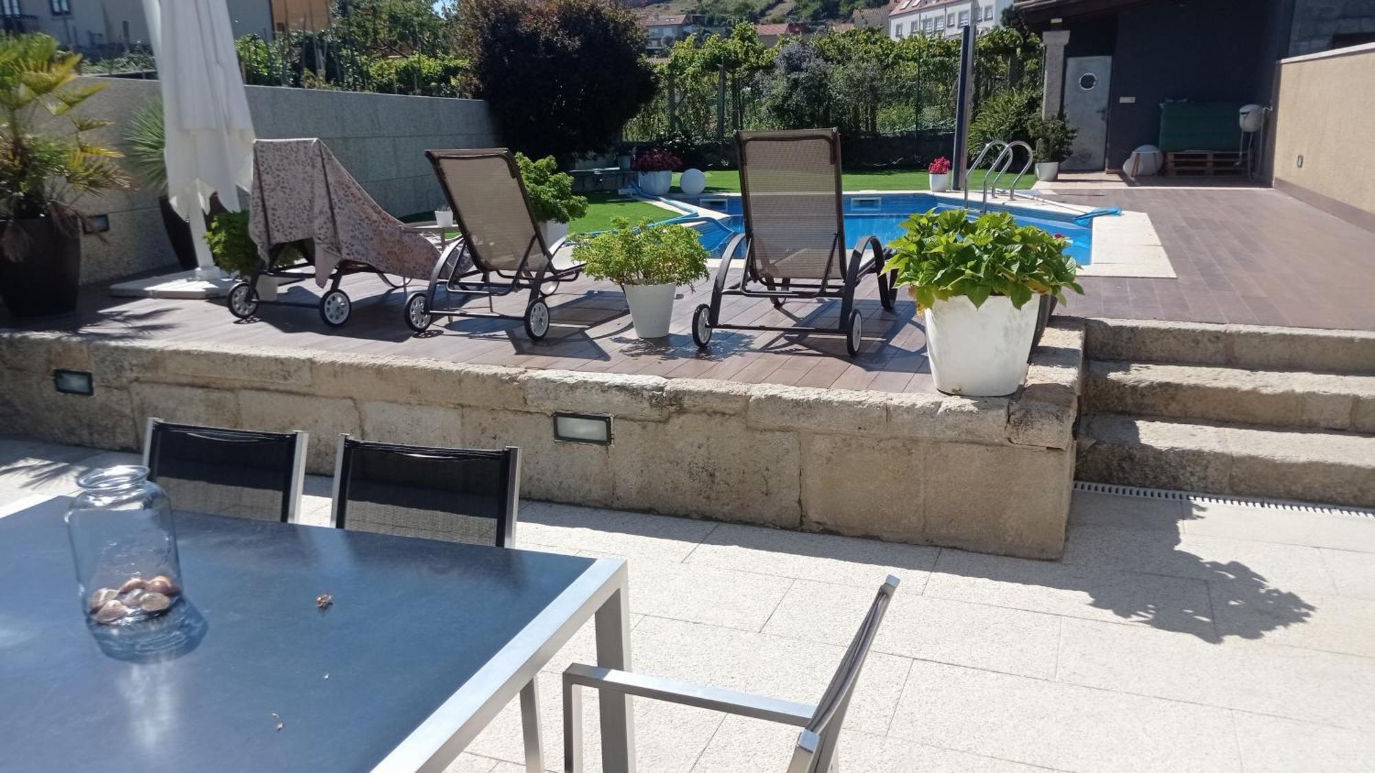 Hórreos y Piscina en Combarro Exterior foto